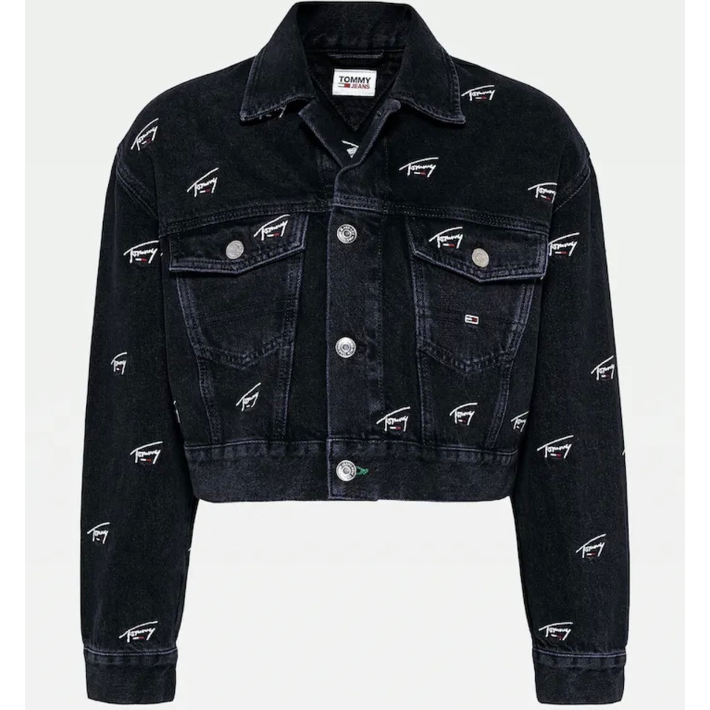 TOMMY JEANS (HILFIGER)
SIGNATURE EMBROIDERY CROPPED FIT BLACK DENIM JACKET